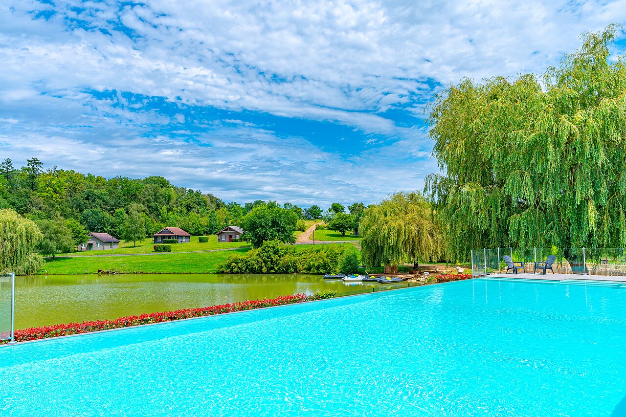 Overloopzwembad, meer en chalets op camping CAPFUN Grand Cerf in Gimouille (58).