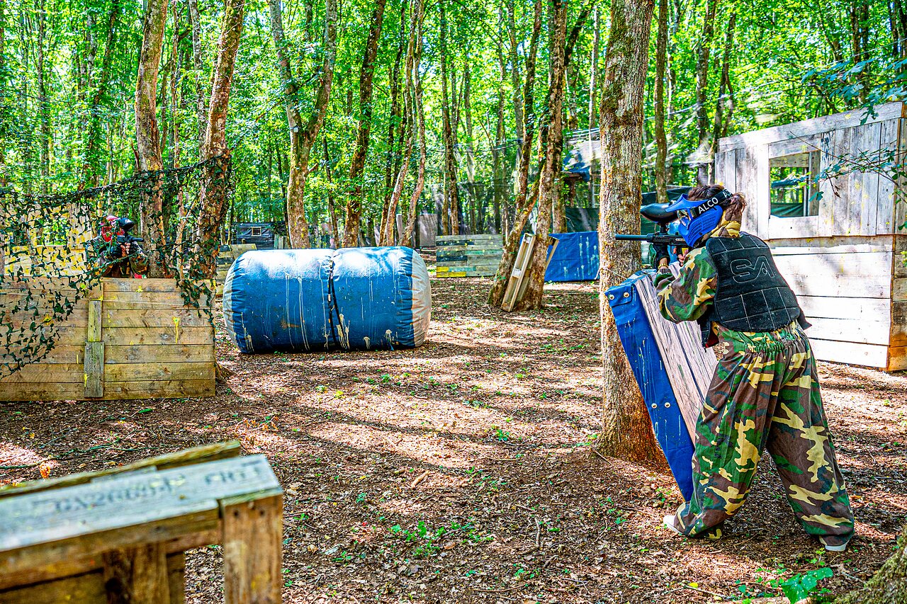 Paintballspelers in camouflagekleding in bos, activiteit op camping CAPFUN Grand Cerf in Gimouille (58).