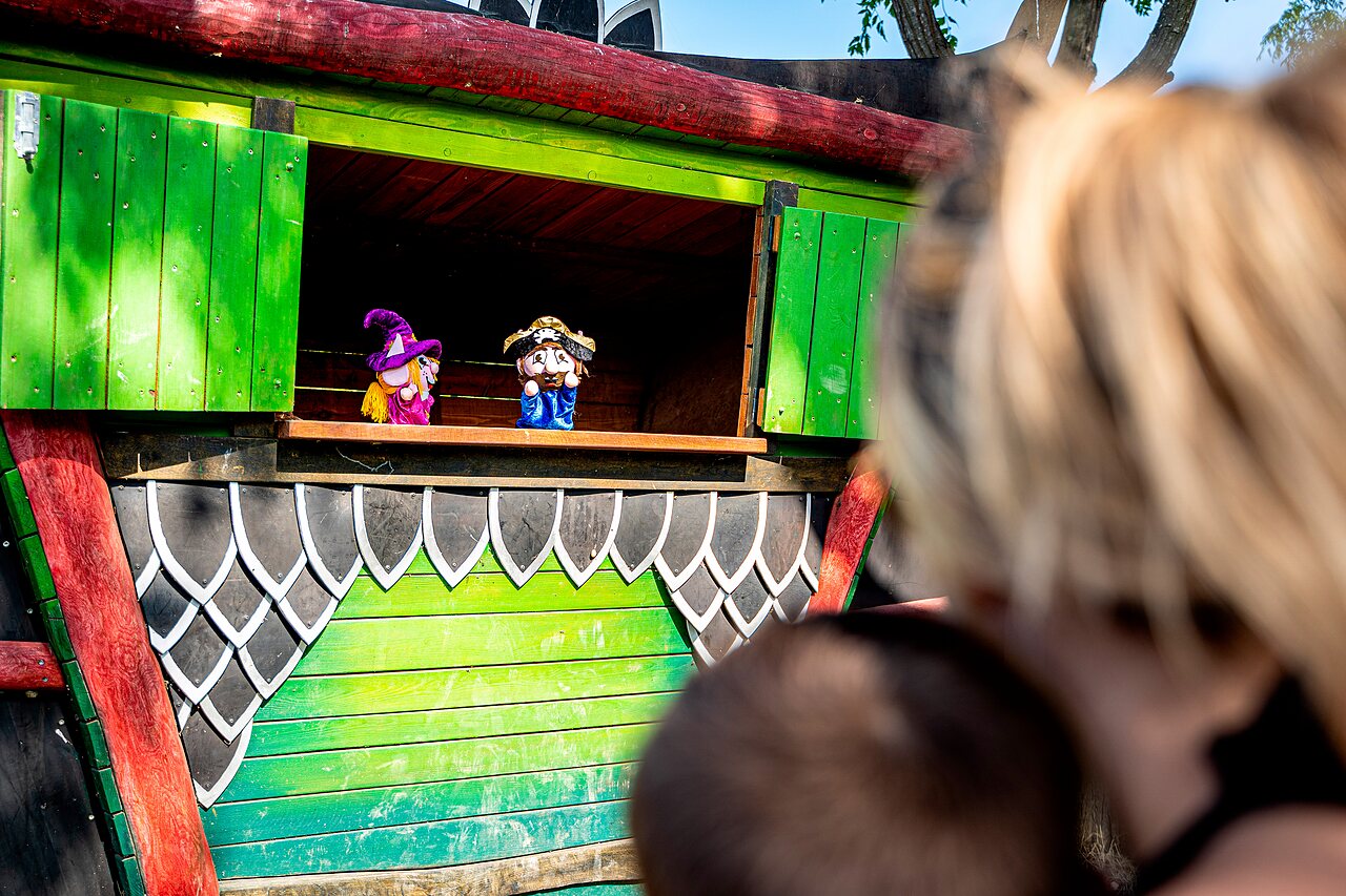 Poppenkastvoorstelling met heks en piraat op camping CAPFUN Grand Cerf in Gimouille (58).