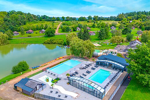 Zwembaden, glijbaan, meer en Mobil-homes bij CAPFUN Grand Cerf in Gimouille (58).