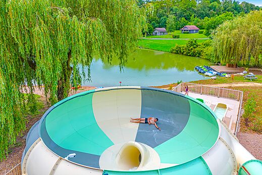 Trechter waterglijbaan en vakantieganger op camping CAPFUN Grand Cerf in Gimouille.