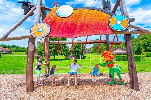 Thematische schommel, familie en mascotte op camping CAPFUN Grand Cerf te Gimouille.