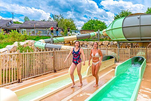Waterglijbanen en zwembad voor zwemmers op camping CAPFUN Grand Cerf in Gimouille.