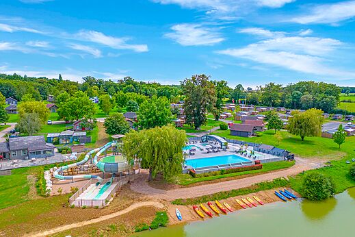 Waterglijbanen en buitenzwembad op camping CAPFUN Grand Cerf in Gimouille (58).