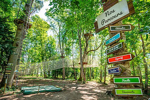 Avonturenpark met touwbruggen en tokkelbanen op camping CAPFUN Grand Cerf in Gimouille (58).