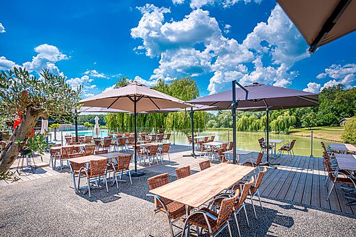 Buiten restaurantterras, tafels, parasols, uitzicht meer, CAPFUN Grand Cerf Gimouille.