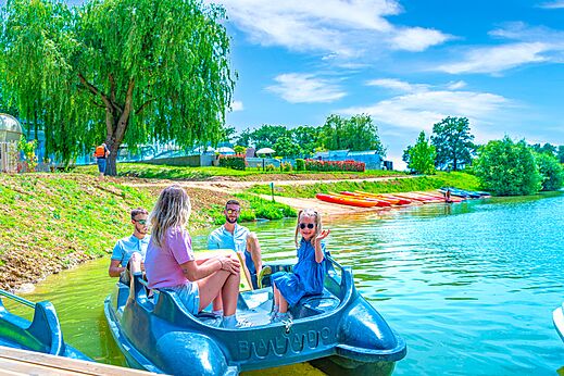 Familie op waterfiets op het meer, wateractiviteiten op CAPFUN Grand Cerf in Gimouille.