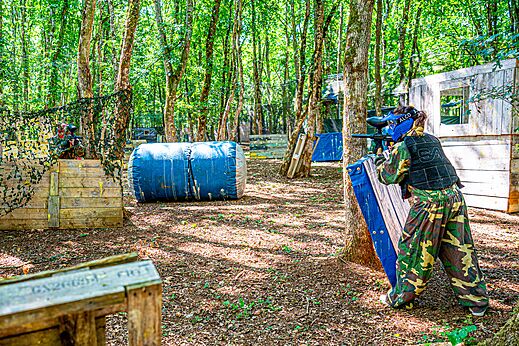 Paintball spel op bosrijk terrein van camping CAPFUN Grand Cerf in Gimouille (58).