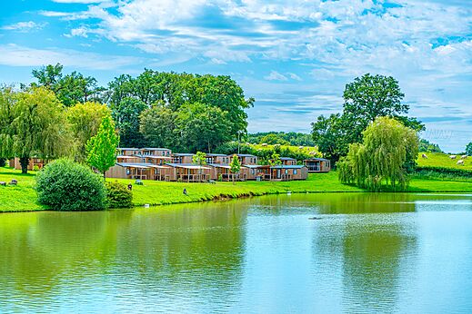 Stacaravans aan het meer op camping CAPFUN Grand Cerf in Gimouille (58).