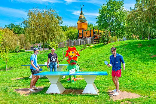 Tafeltenniswedstrijd met de mascotte op camping CAPFUN Grand Cerf in Gimouille (58).