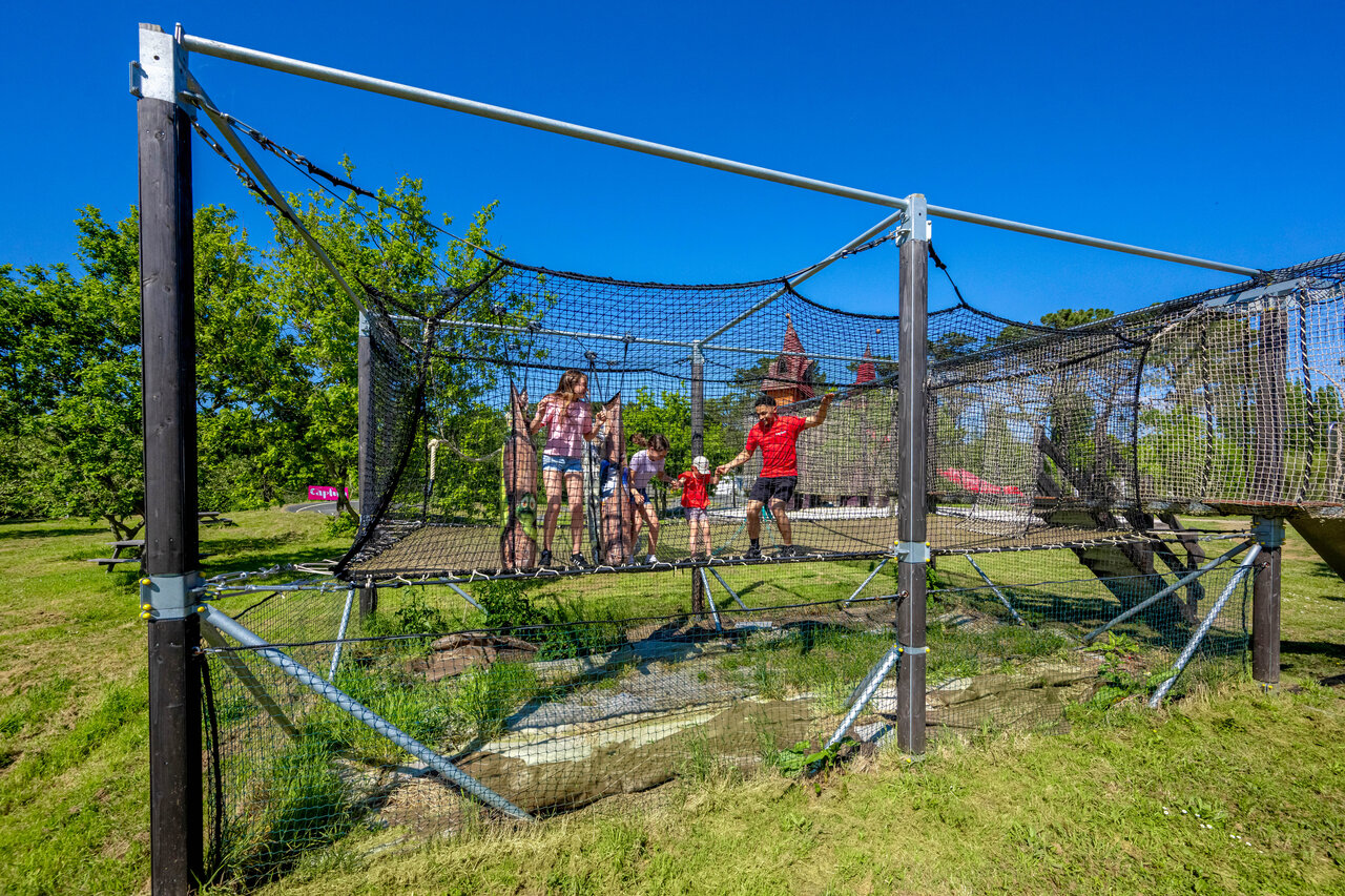 Avonturennetparcours voor familie op camping CAPFUN Grand Large in FOUESNANT.