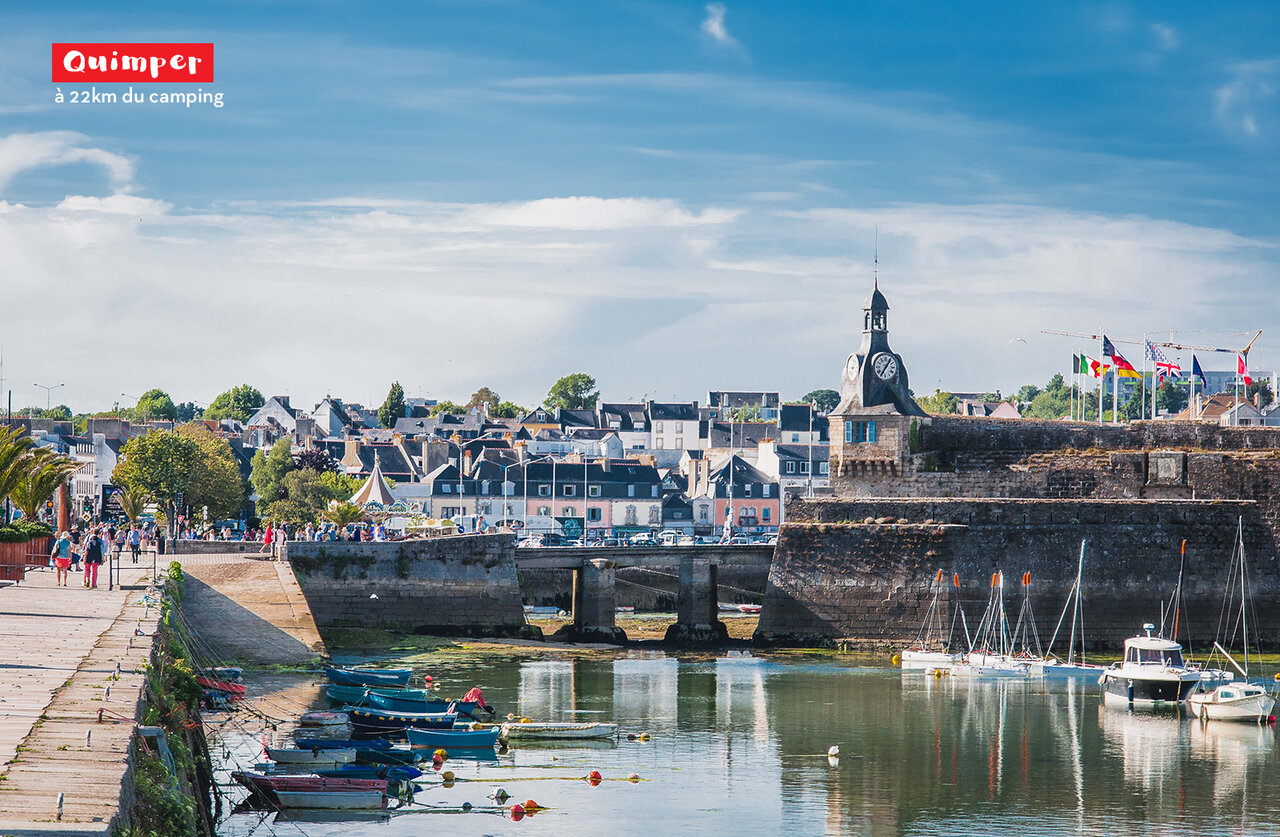 Quimper, historische stad in Bretagne, haven, boten en klokkentoren.