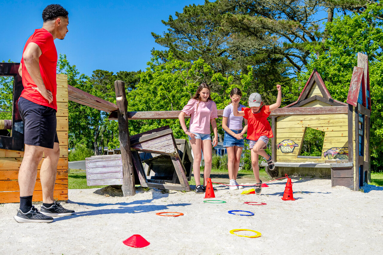 Kinderen spelen een speels parcours met animator op camping CAPFUN Grand Large in FOUESNANT (29).