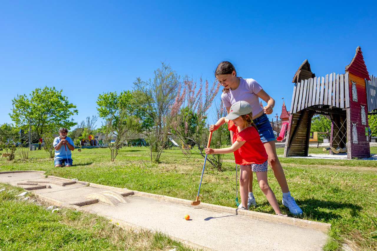 Familie minigolf en speeltuin op CAPFUN Grand Large in FOUESNANT.