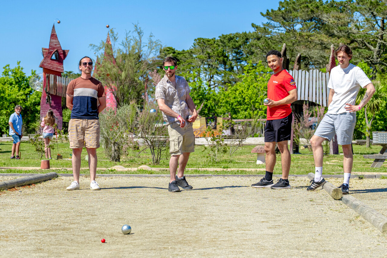 Petanque spelers op zonnige baan op camping CAPFUN Grand Large in FOUESNANT (29).