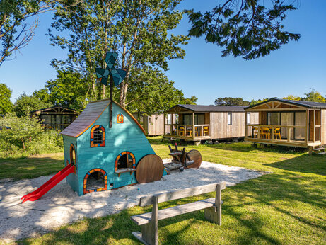 Speelhuisje glijbaan en Mobil-homes op CAPFUN Grand Large in FOUESNANT (29).