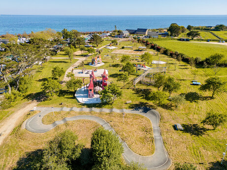 Speeltuinen, speeltoestellen en pumptrack op camping CAPFUN Grand Large in FOUESNANT (29).