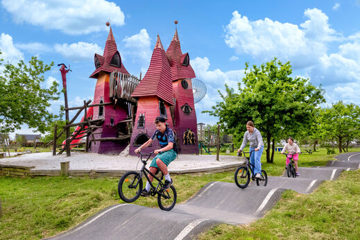 Pumptrackbaan en kasteel speeltuin op camping CAPFUN Grand Large in FOUESNANT (29).