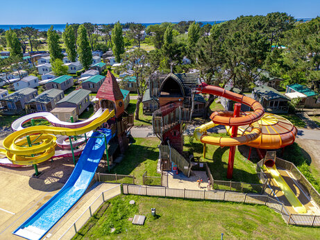 Kleurrijke waterglijbanen en speeltuin op camping CAPFUN Grand Large in FOUESNANT (29).