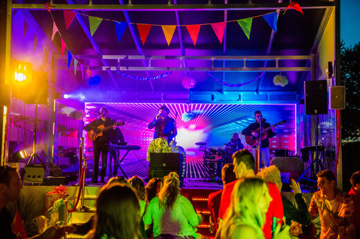 Muziekconcert van band op verlicht podium op camping CAPFUN Grand Large in FOUESNANT (29).