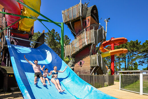 Reuzenglijbaan waterpark, familie op camping CAPFUN Grand Large in FOUESNANT (29).