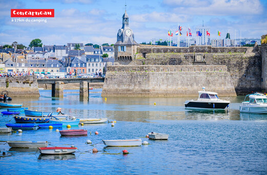 Ommuurde stad Concarneau, jachthaven en historische vestingmuren in Bretagne.