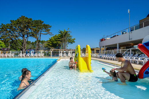 Buitenzwembad, glijbaan en waterspellen op camping CAPFUN Grand Large.