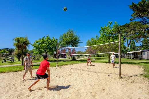 Beachvolleybalwedstrijd op het zandveld op camping CAPFUN Grand Large in FOUESNANT.