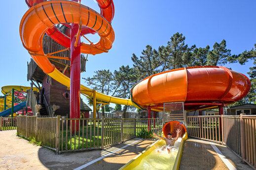 Reuzenglijbaan en waterspeeltuin op camping CAPFUN Grand Large in FOUESNANT (29).