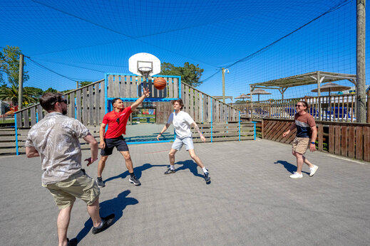 Buiten basketbalveld op camping CAPFUN Grand Large in FOUESNANT (29).