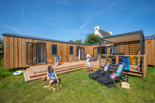 Stacaravans, terras, spelletjes op camping CAPFUN Grand Large in FOUESNANT (29).
