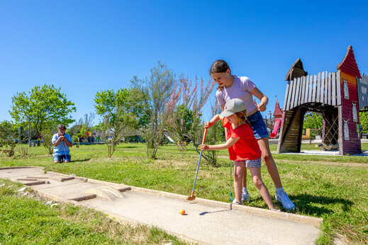 Kinderen spelen minigolf op camping CAPFUN Grand Large in FOUESNANT (29).