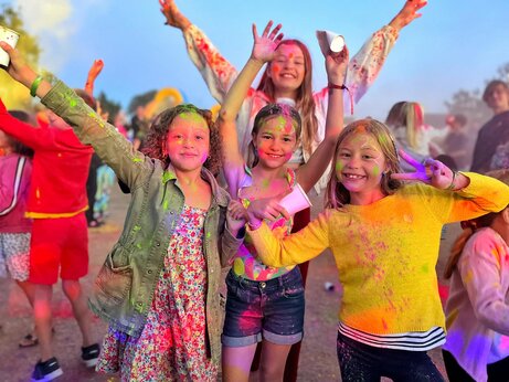 Lachende kinderen bedekt met kleurpoeder tijdens animatie op camping CAPFUN Grand Large in FOUESNANT (29).