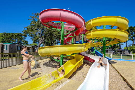 Kleurrijke waterglijbanen en waterspelen op camping CAPFUN Grand Large in FOUESNANT (29).