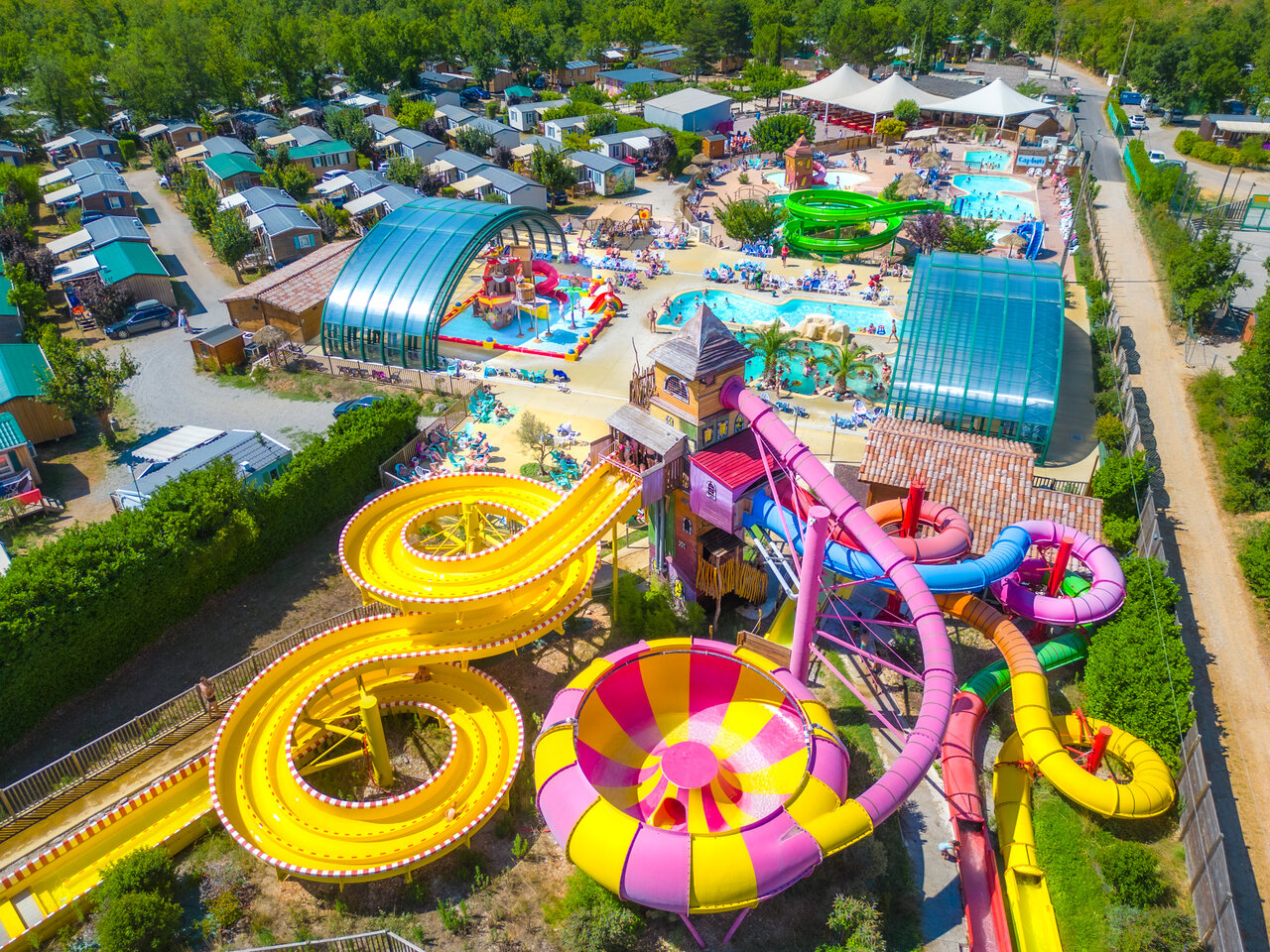 Waterpark, glijbanen, zwembaden, luchtfoto CAPFUN Grand Lierne CHATEAUDOUBLE (26).