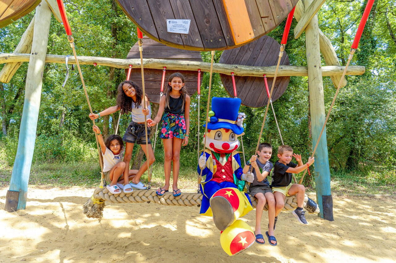 Kinderen en mascotte op speeltuin schommel CAPFUN Grand Lierne CHATEAUDOUBLE (26).