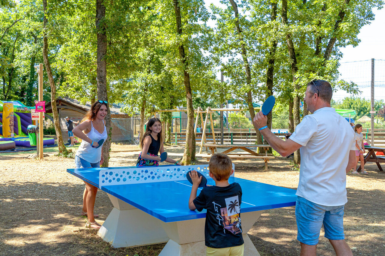 Familie speelt tafeltennis buiten, activiteiten op camping CAPFUN Grand Lierne in CHATEAUDOUBLE (26).