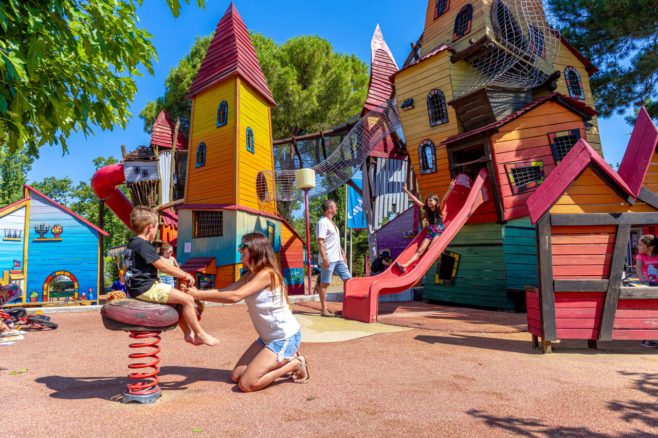 Kinderspelen, glijbaan op camping CAPFUN Grand Lierne in CHATEAUDOUBLE (26).