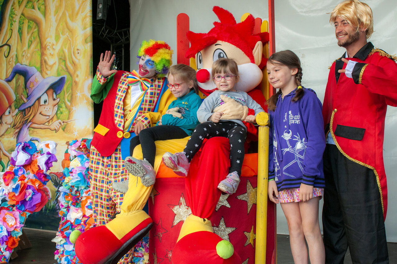 Clown, mascotte en kinderen bij animatie op camping CAPFUN Grand Lierne in CHATEAUDOUBLE (26).