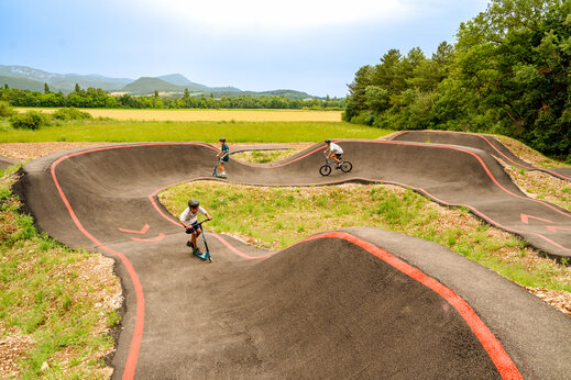 Pumptrackbaan voor fietsen en scooters op camping CAPFUN Grand Lierne in CHATEAUDOUBLE (26).