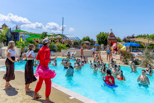 Wateranimatie in buitenzwembad op camping CAPFUN Grand Lierne CHATEAUDOUBLE (26).