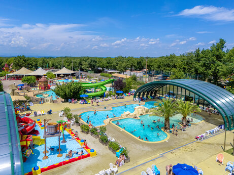 Zwembaden, glijbanen en waterspellen bij CAPFUN Grand Lierne, CHATEAUDOUBLE (26).