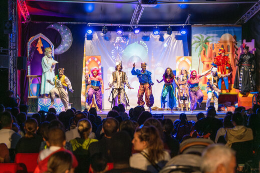 Animatievoorstelling op podium met verklede acteurs op camping CAPFUN Grand Lierne in CHATEAUDOUBLE (26).
