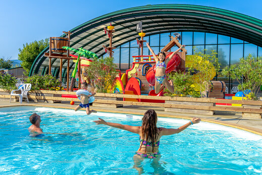 Buitenzwembad met waterspellen op camping CAPFUN Grand Lierne in CHATEAUDOUBLE (26).