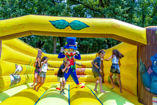 Opblaasbaar spel met kinderen en mascotte op camping CAPFUN Grand Lierne CHATEAUDOUBLE (26).