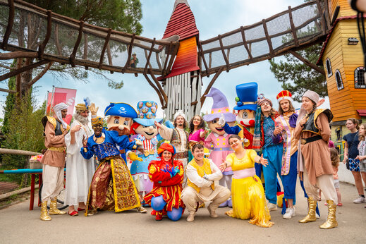 Verklede personages en mascottes tijdens show op camping CAPFUN Grand Lierne in CHATEAUDOUBLE (26).