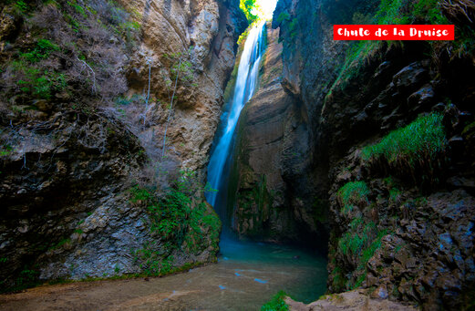 Indrukwekkende Chute de la Druise waterval, natuurlijke bezienswaardigheid nabij Chateaudouble.
