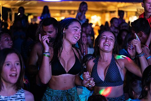 Lachende jongeren dansen tijdens animatie op camping CAPFUN Grand Lierne in CHATEAUDOUBLE (26).