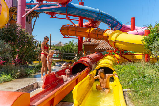 Kleurrijke waterglijbanen voor gezinnen op camping CAPFUN Grand Lierne in CHATEAUDOUBLE (26).