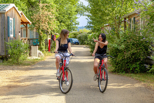 Vrouwen op de fiets, camping CAPFUN Grand Lierne in CHATEAUDOUBLE (26).